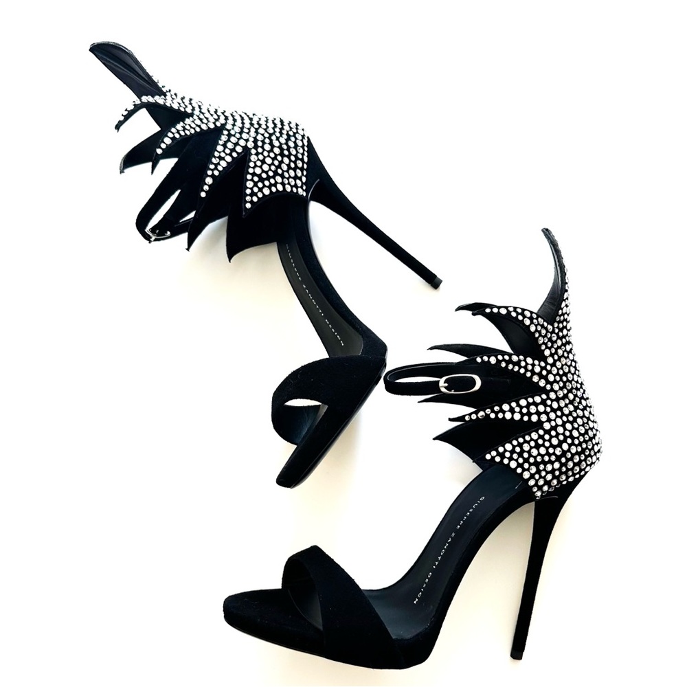 Giueseppe Zanotti Limited
Edition Starburst Rhinestone & Suede Heels Size 38 NIB
